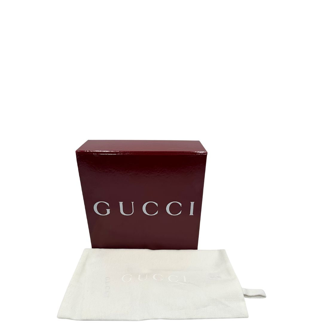 Cintura Gucci in pelle nera GG con parti metalliche argentate. Completa di corredo, di lusso, originale, usata.