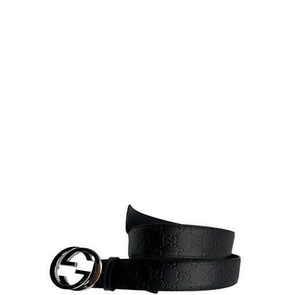 Cintura Gucci in pelle nera GG con parti metalliche argentate. Completa di corredo, di lusso, originale, usata.