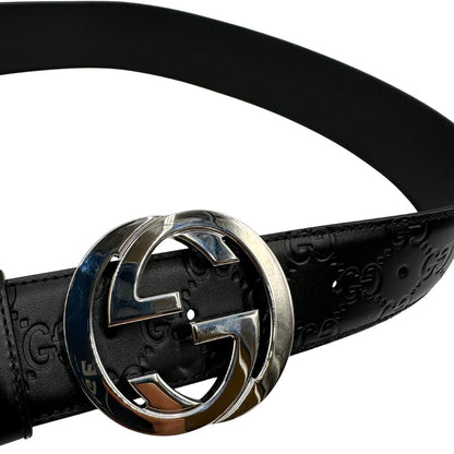 Cintura Gucci in pelle nera GG con parti metalliche argentate. Completa di corredo, di lusso, originale, usata.