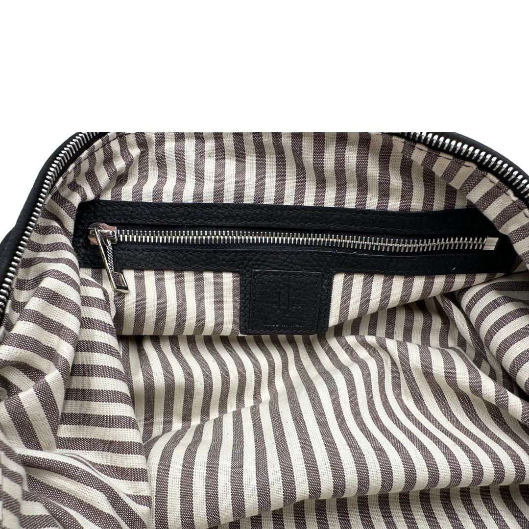 interno Borsa Hags in pelle nabuk nera con parti metalliche argentate, munita di doppi manici e una tracolla amovibile e regolabile. Completa di dustbag e cartellino, di lusso, ottime condizioni, usata. 