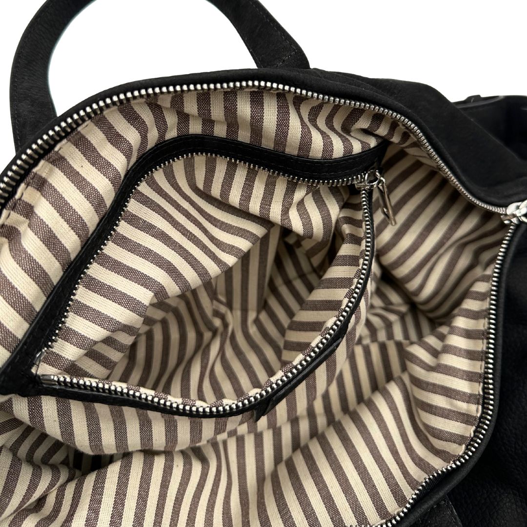 interno Borsa Hags in pelle nabuk nera con parti metalliche argentate, munita di doppi manici e una tracolla amovibile e regolabile. Completa di dustbag e cartellino, di lusso, ottime condizioni, usata. 