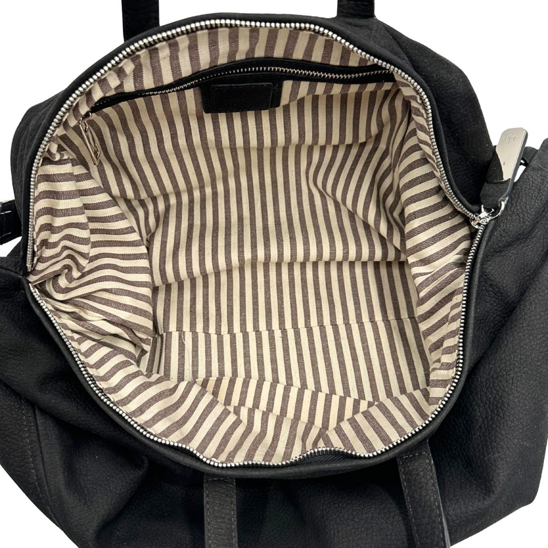 interno Borsa Hags in pelle nabuk nera con parti metalliche argentate, munita di doppi manici e una tracolla amovibile e regolabile. Completa di dustbag e cartellino, di lusso, ottime condizioni, usata. 