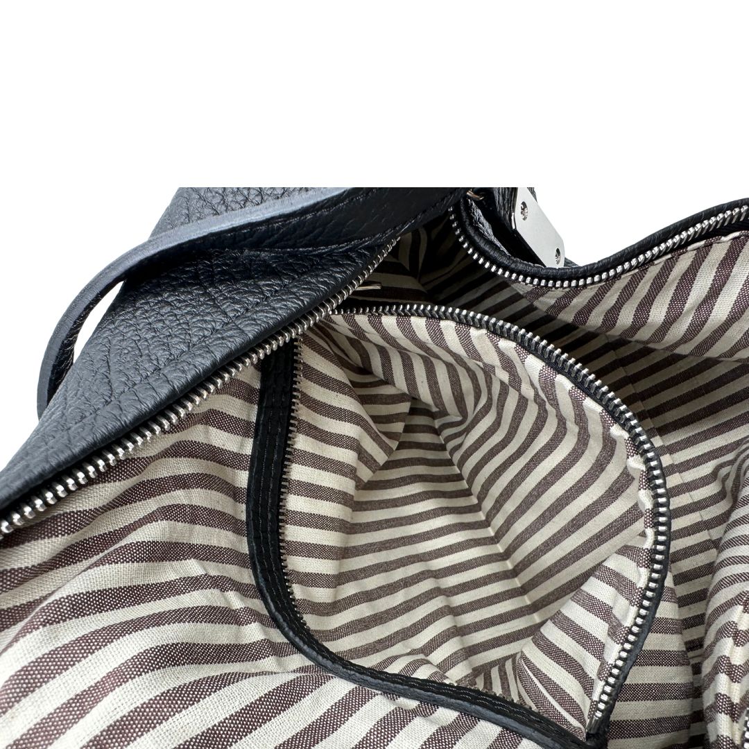 interno Borsa Hags in pelle nera con parti metalliche argentate; munita di una tracolla regolabile. Completa di dustbag e cartellino, di lusso, originale, eccellenti condizioni. 