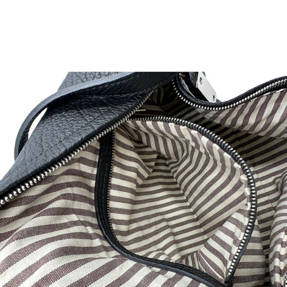 interno Borsa Hags in pelle nera con parti metalliche argentate; munita di una tracolla regolabile. Completa di dustbag e cartellino, di lusso, originale, eccellenti condizioni. 