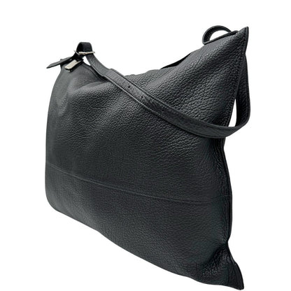 lato Borsa Hags in pelle nera con parti metalliche argentate; munita di una tracolla regolabile. Completa di dustbag e cartellino, di lusso, originale, eccellenti condizioni. 