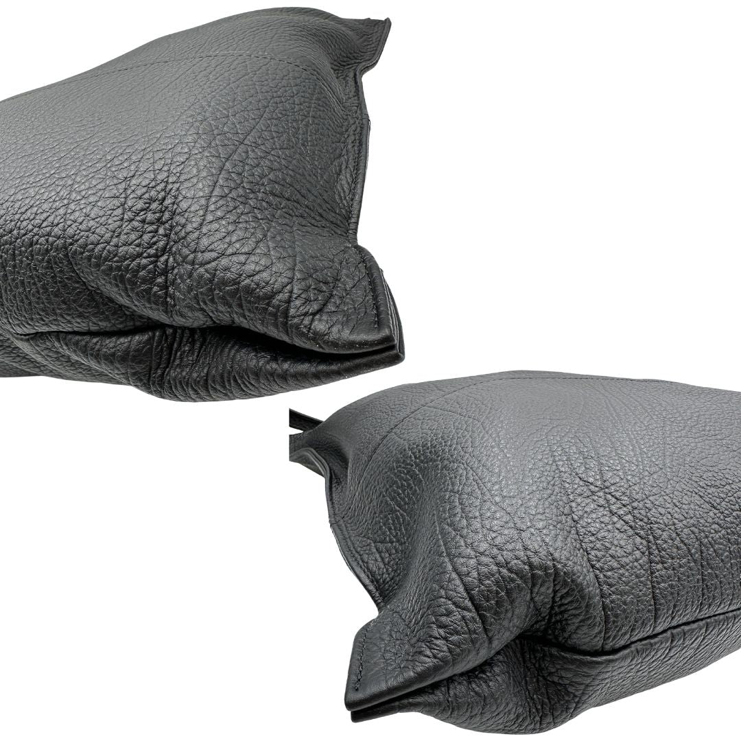 angoli Borsa Hags in pelle nera con parti metalliche argentate; munita di una tracolla regolabile. Completa di dustbag e cartellino, di lusso, originale, eccellenti condizioni. 