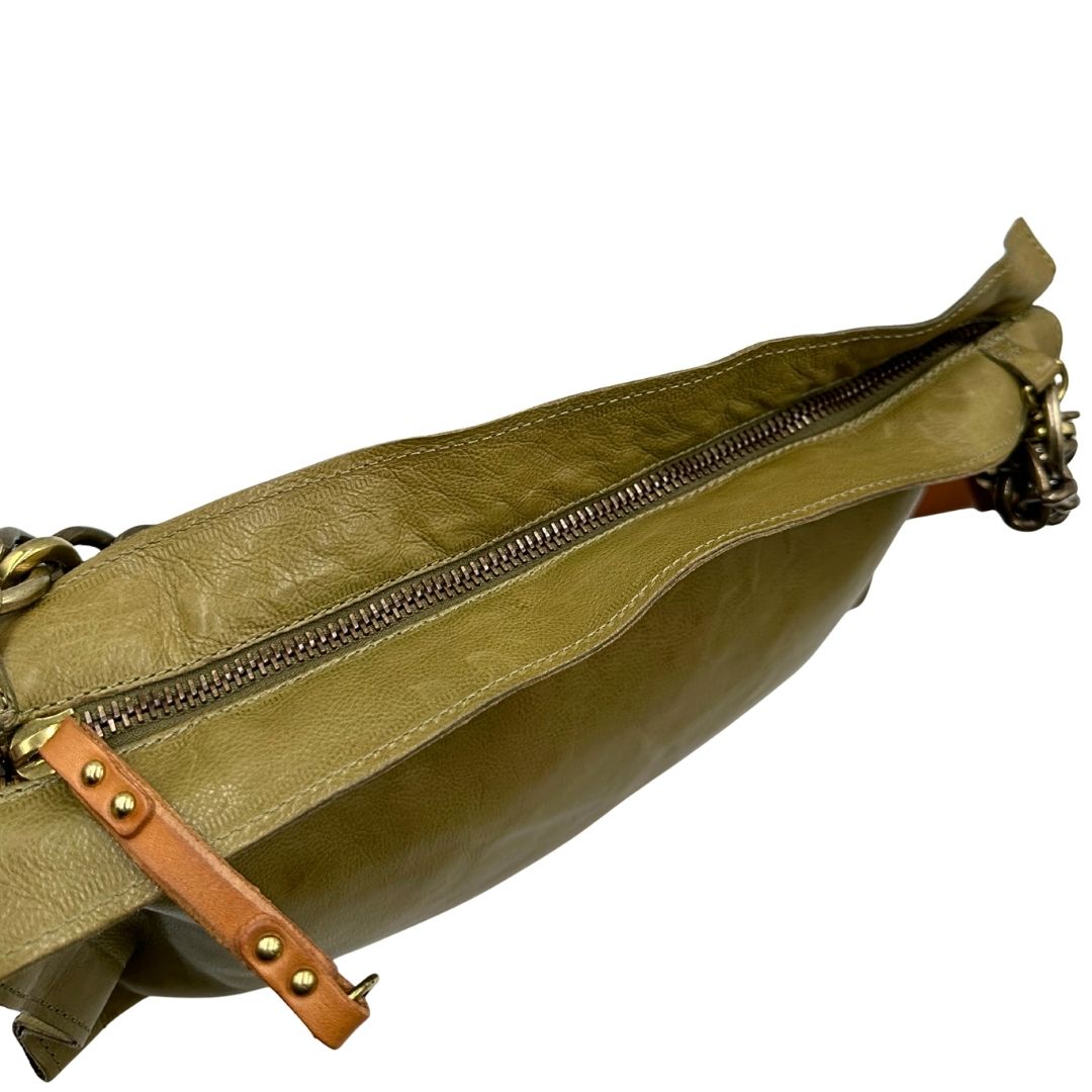 Chiusura di una borsa A.S. 98 in pelle color oliva, dotata di tracolla regolabile in pelle e catena metallica dorata. Presenta chiusura con zip, tasche interne e fodera stampata. Munita di dustbag.