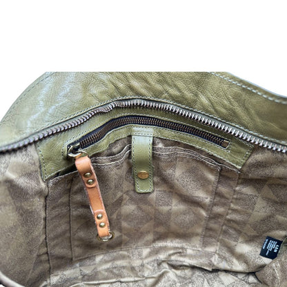 Interno di una borsa A.S. 98 in pelle color oliva, dotata di tracolla regolabile in pelle e catena metallica dorata. Presenta chiusura con zip, tasche interne e fodera stampata. Munita di dustbag.