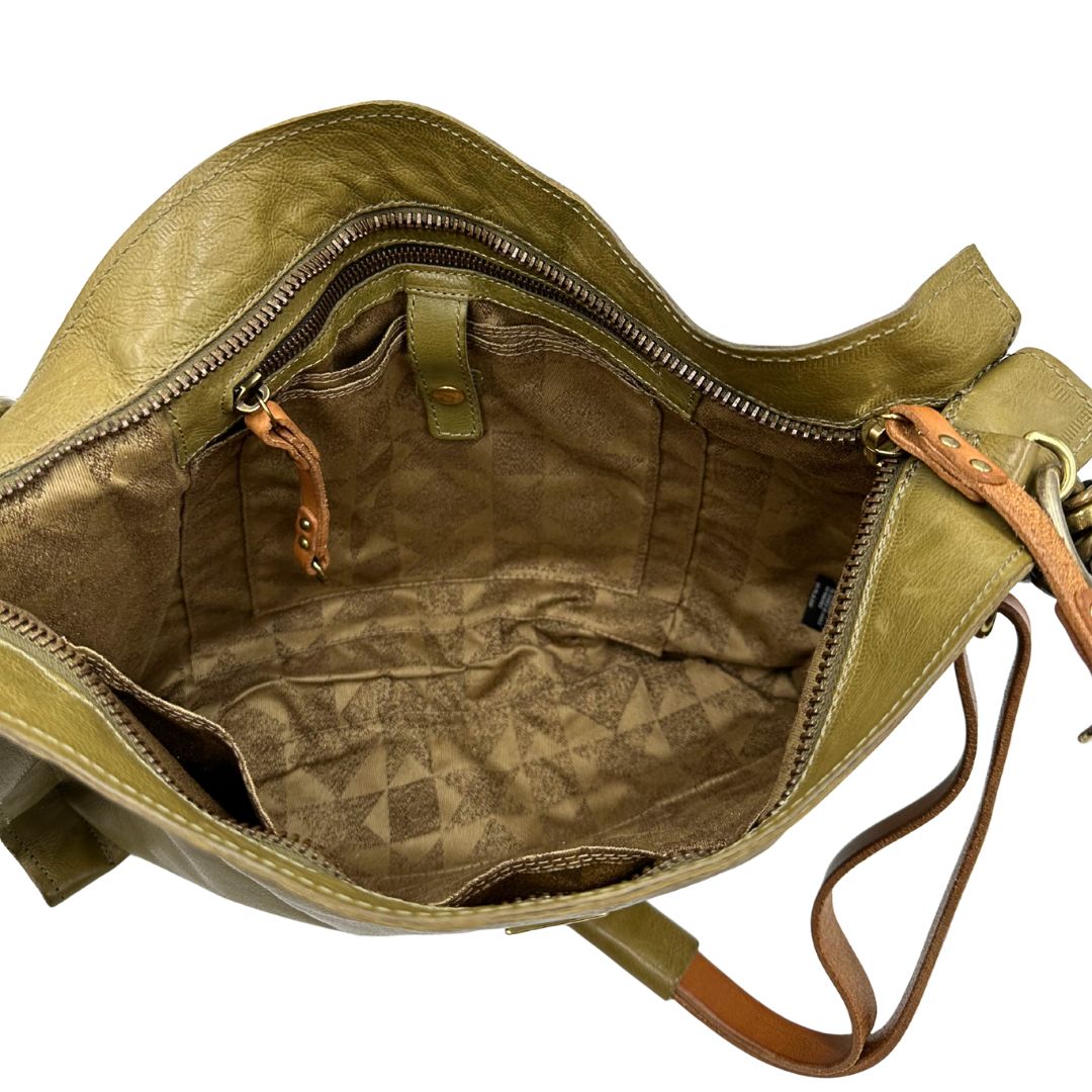 Interno di una borsa A.S. 98 in pelle color oliva, dotata di tracolla regolabile in pelle e catena metallica dorata. Presenta chiusura con zip, tasche interne e fodera stampata. Munita di dustbag.