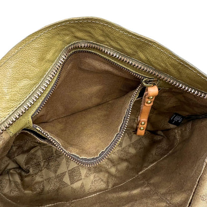 Interno di una borsa A.S. 98 in pelle color oliva, dotata di tracolla regolabile in pelle e catena metallica dorata. Presenta chiusura con zip, tasche interne e fodera stampata. Munita di dustbag.