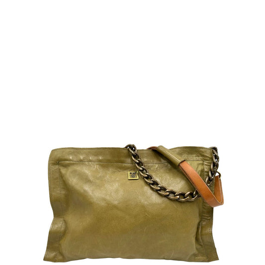 Front di una borsa A.S. 98 in pelle color oliva, dotata di tracolla regolabile in pelle e catena metallica dorata. Presenta chiusura con zip, tasche interne e fodera stampata. Munita di dustbag.