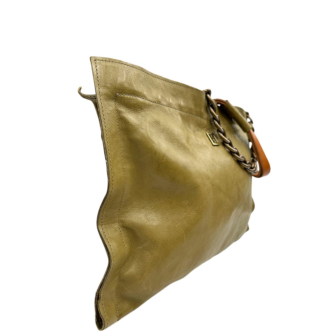 Laterale sinistro di una borsa A.S. 98 in pelle color oliva, dotata di tracolla regolabile in pelle e catena metallica dorata. Presenta chiusura con zip, tasche interne e fodera stampata. Munita di dustbag.