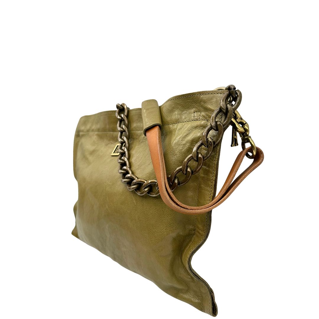 Laterale destro di una borsa A.S. 98 in pelle color oliva, dotata di tracolla regolabile in pelle e catena metallica dorata. Presenta chiusura con zip, tasche interne e fodera stampata. Munita di dustbag.