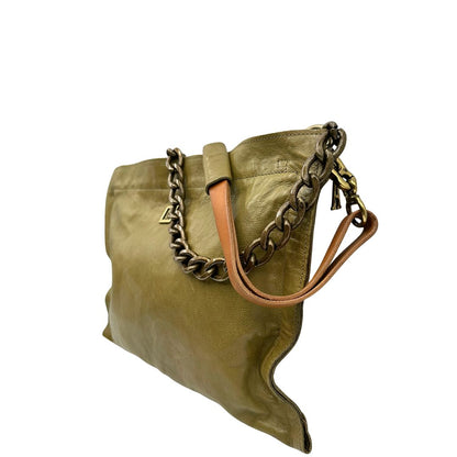 Laterale destro di una borsa A.S. 98 in pelle color oliva, dotata di tracolla regolabile in pelle e catena metallica dorata. Presenta chiusura con zip, tasche interne e fodera stampata. Munita di dustbag.