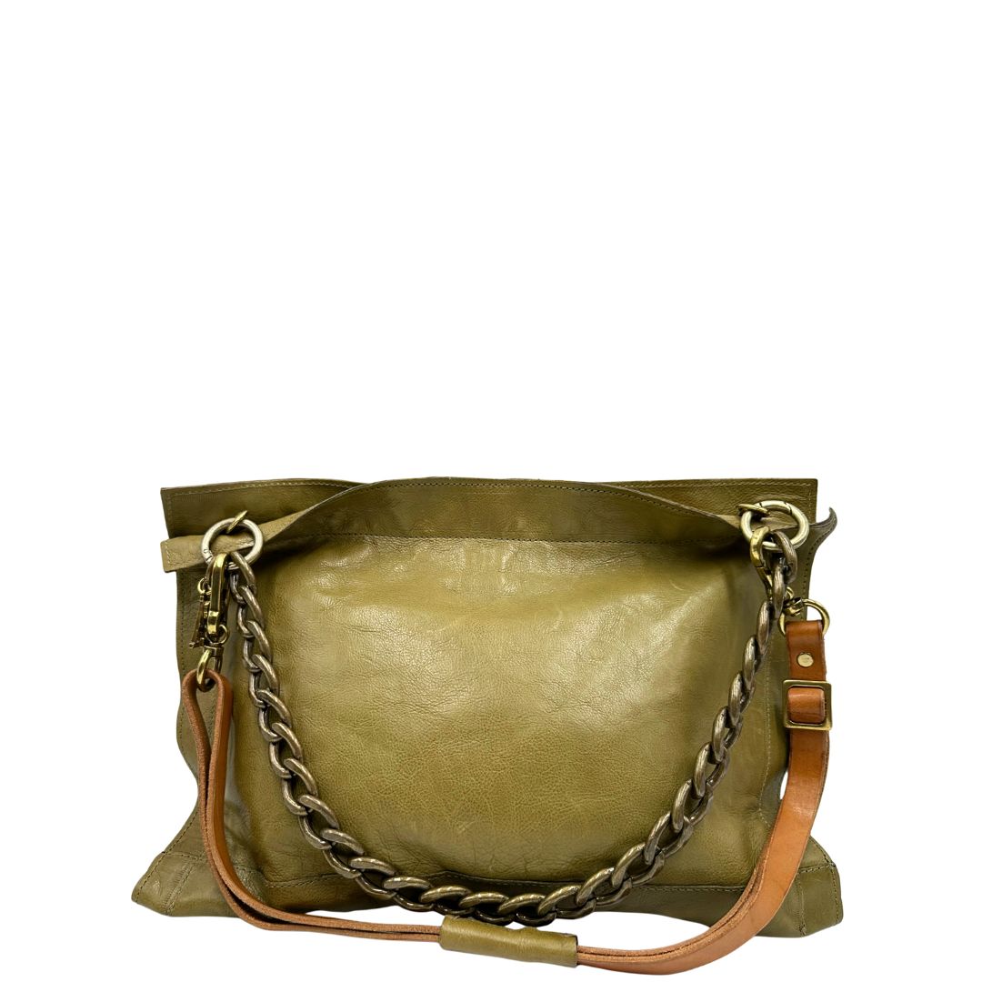Retro di una borsa A.S. 98 in pelle color oliva, dotata di tracolla regolabile in pelle e catena metallica dorata. Presenta chiusura con zip, tasche interne e fodera stampata. Munita di dustbag.