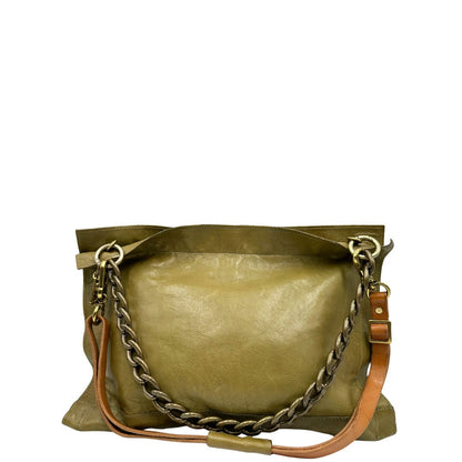 Retro di una borsa A.S. 98 in pelle color oliva, dotata di tracolla regolabile in pelle e catena metallica dorata. Presenta chiusura con zip, tasche interne e fodera stampata. Munita di dustbag.