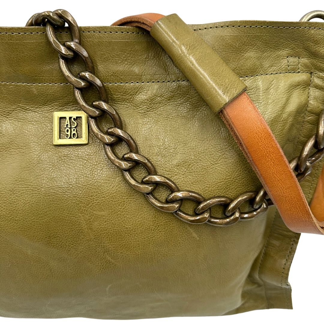 Dettagli tracolle di una borsa A.S. 98 in pelle color oliva, dotata di tracolla regolabile in pelle e catena metallica dorata. Presenta chiusura con zip, tasche interne e fodera stampata. Munita di dustbag.