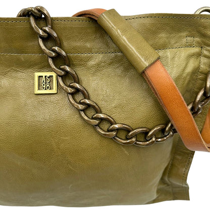Dettagli tracolle di una borsa A.S. 98 in pelle color oliva, dotata di tracolla regolabile in pelle e catena metallica dorata. Presenta chiusura con zip, tasche interne e fodera stampata. Munita di dustbag.