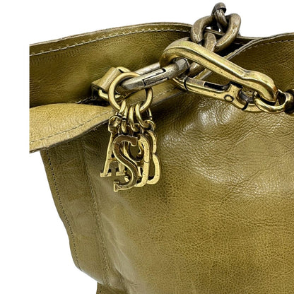 Ciondoli di una borsa A.S. 98 in pelle color oliva, dotata di tracolla regolabile in pelle e catena metallica dorata. Presenta chiusura con zip, tasche interne e fodera stampata. Munita di dustbag.