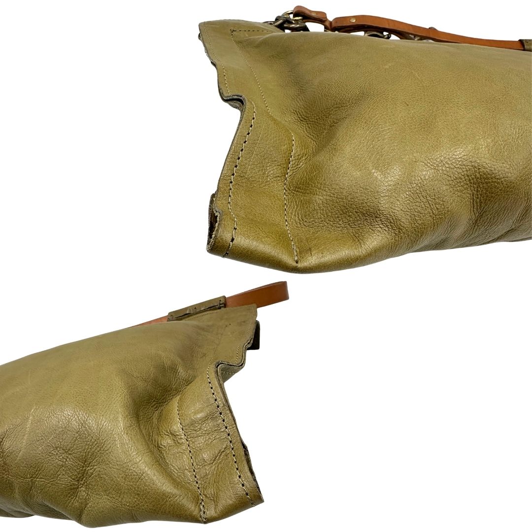 Angoli di una borsa A.S. 98 in pelle color oliva, dotata di tracolla regolabile in pelle e catena metallica dorata. Presenta chiusura con zip, tasche interne e fodera stampata. Munita di dustbag.