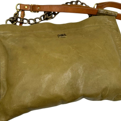 Pellame di una borsa A.S. 98 in pelle color oliva, dotata di tracolla regolabile in pelle e catena metallica dorata. Presenta chiusura con zip, tasche interne e fodera stampata. Munita di dustbag.