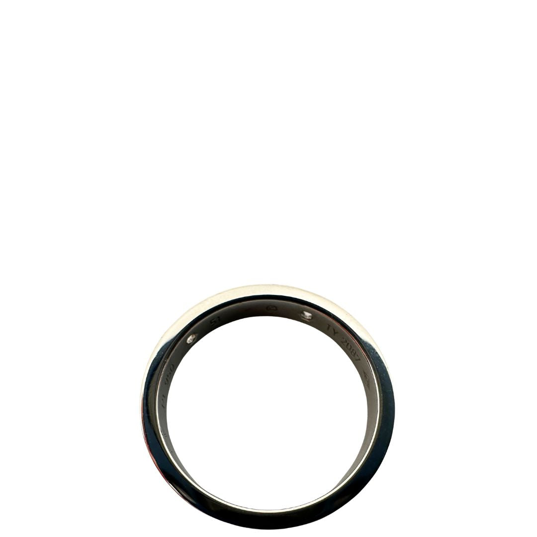 Anello Cartier della collezione C de Cartier in platino 950/1000, impreziosito da 2 diamanti taglio brillante per un totale di 0,07 ct. Design elegante con profilo da 3 mm. Munito di cofanetto e scatola. INCISIONE PERSONALIZZATA ALL'INTERNO, di lusso, originale, ottime condizioni, usato.