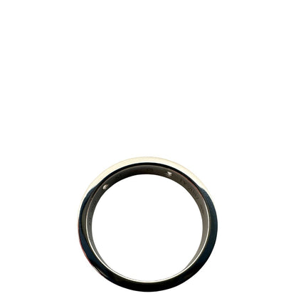 Anello Cartier della collezione C de Cartier in platino 950/1000, impreziosito da 2 diamanti taglio brillante per un totale di 0,07 ct. Design elegante con profilo da 3 mm. Munito di cofanetto e scatola. INCISIONE PERSONALIZZATA ALL'INTERNO, di lusso, originale, ottime condizioni, usato.