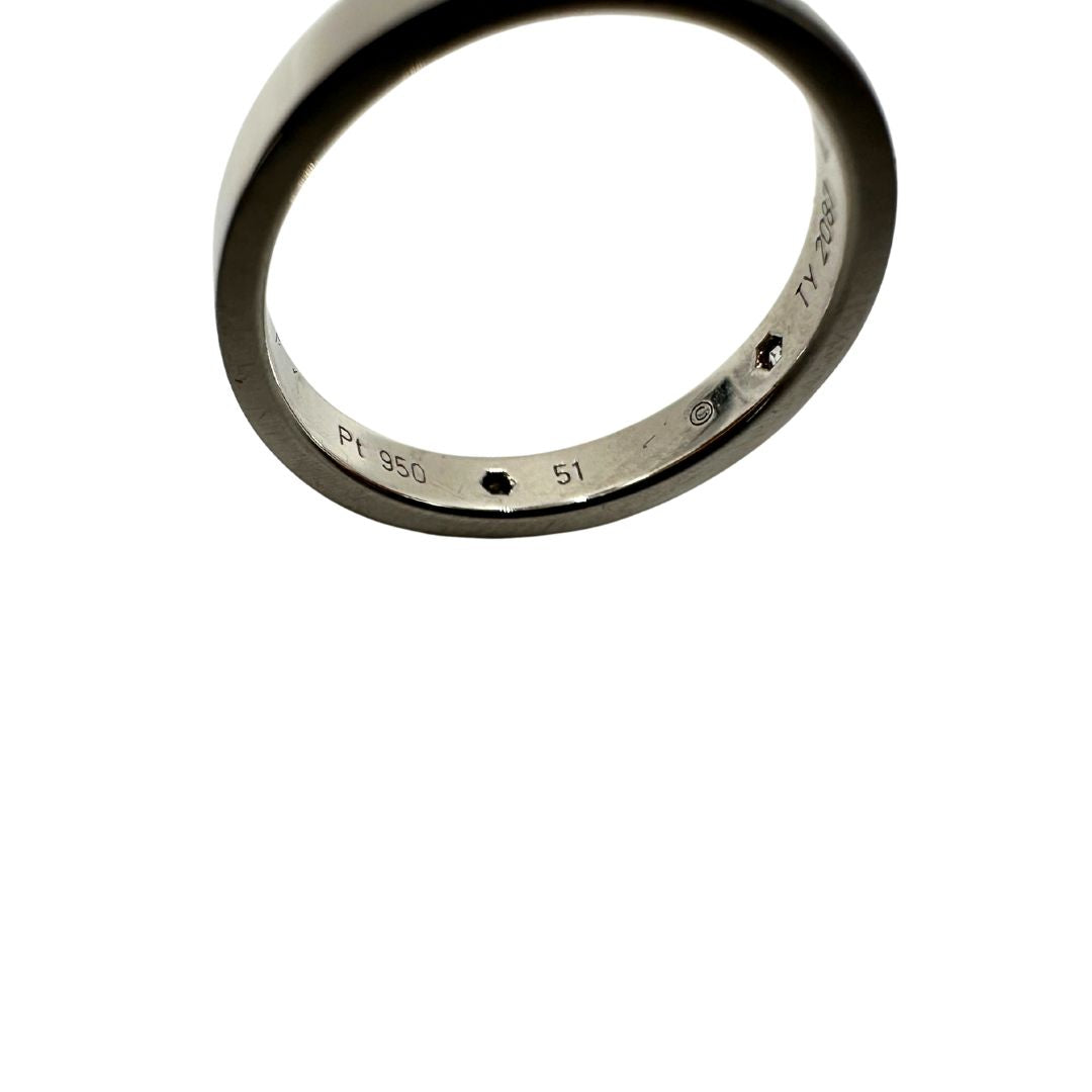 Anello Cartier della collezione C de Cartier in platino 950/1000, impreziosito da 2 diamanti taglio brillante per un totale di 0,07 ct. Design elegante con profilo da 3 mm. Munito di cofanetto e scatola. INCISIONE PERSONALIZZATA ALL'INTERNO, di lusso, originale, ottime condizioni, usato.