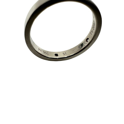 Anello Cartier della collezione C de Cartier in platino 950/1000, impreziosito da 2 diamanti taglio brillante per un totale di 0,07 ct. Design elegante con profilo da 3 mm. Munito di cofanetto e scatola. INCISIONE PERSONALIZZATA ALL'INTERNO, di lusso, originale, ottime condizioni, usato.