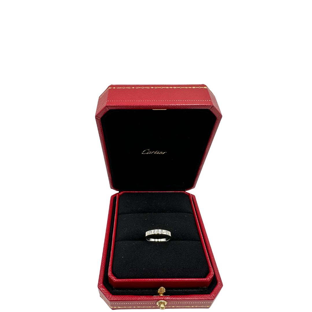 Anello Cartier della collezione C de Cartier in platino 950/1000, impreziosito da 2 diamanti taglio brillante per un totale di 0,07 ct. Design elegante con profilo da 3 mm. Munito di cofanetto e scatola. INCISIONE PERSONALIZZATA ALL'INTERNO, di lusso, originale, ottime condizioni, usato.