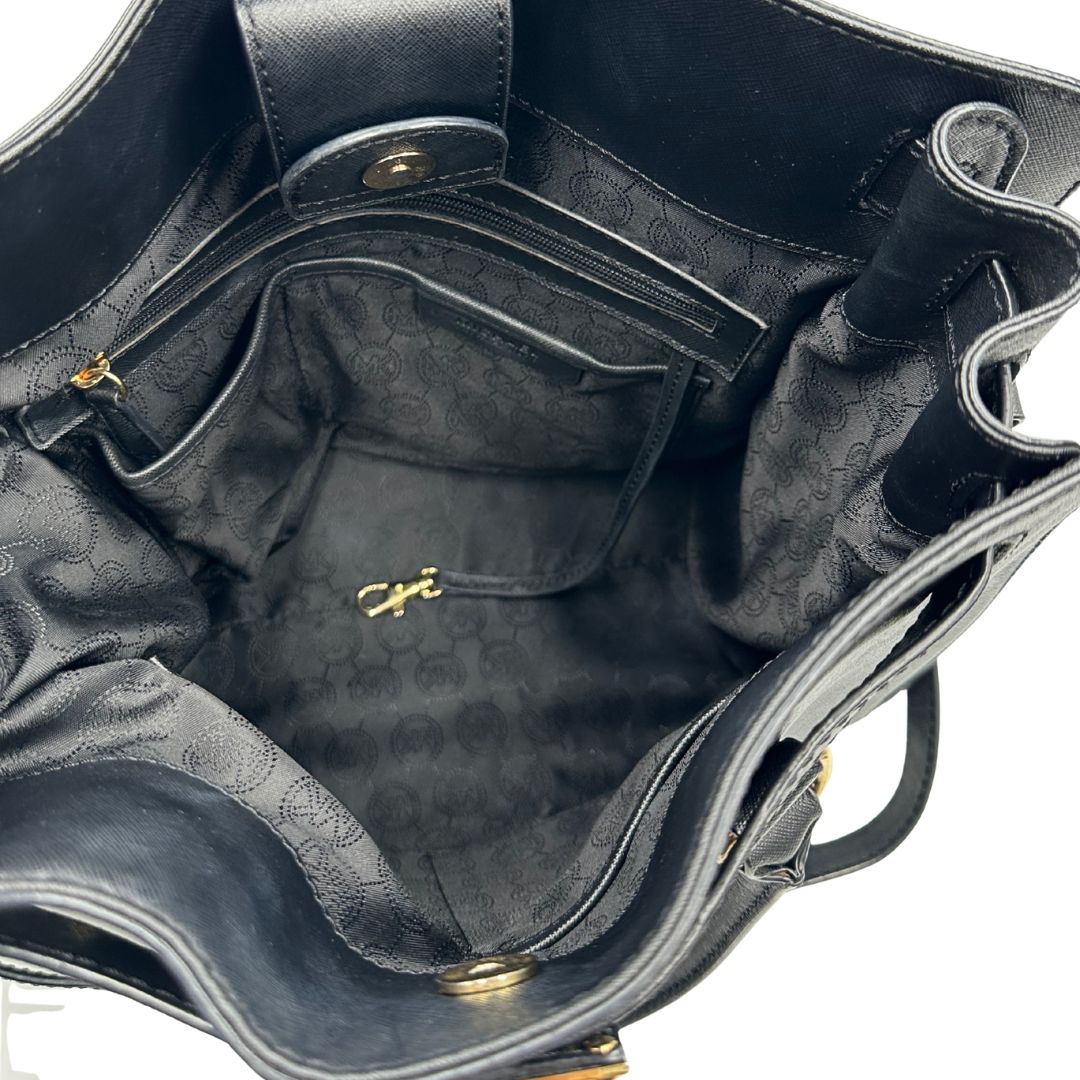 interno  Borsa Michael Kors in pelle saffiano nera con parti metalliche dorate; munita di doppi manici e una tracolla amovibile in catena e pelle, di lusso, originale, ottime condizioni. 