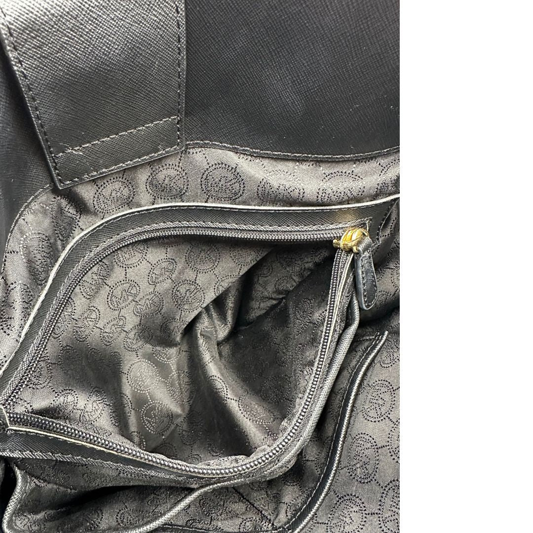 interno  Borsa Michael Kors in pelle saffiano nera con parti metalliche dorate; munita di doppi manici e una tracolla amovibile in catena e pelle, di lusso, originale, ottime condizioni. 