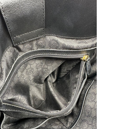 interno  Borsa Michael Kors in pelle saffiano nera con parti metalliche dorate; munita di doppi manici e una tracolla amovibile in catena e pelle, di lusso, originale, ottime condizioni. 