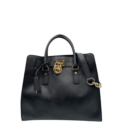 front  Borsa Michael Kors in pelle saffiano nera con parti metalliche dorate; munita di doppi manici e una tracolla amovibile in catena e pelle, di lusso, originale, ottime condizioni. 