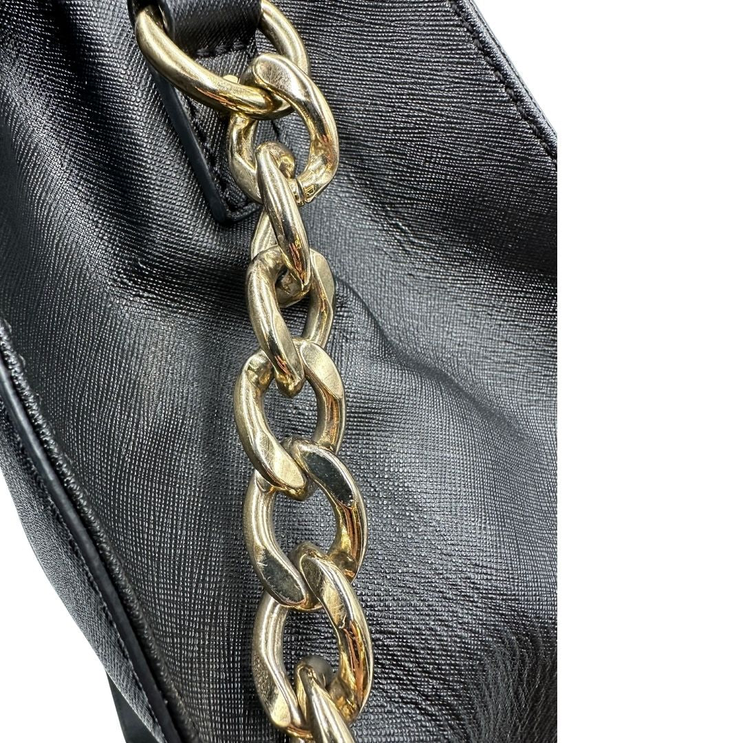  Borsa Michael Kors in pelle saffiano nera con parti metalliche dorate; munita di doppi manici e una tracolla amovibile in catena e pelle, di lusso, originale, ottime condizioni.