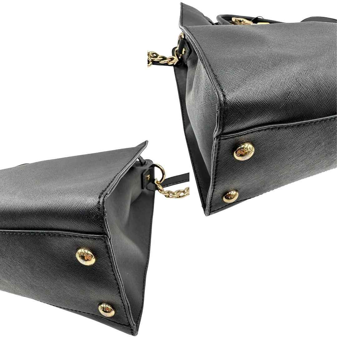 angoli  Borsa Michael Kors in pelle saffiano nera con parti metalliche dorate; munita di doppi manici e una tracolla amovibile in catena e pelle, di lusso, originale, ottime condizioni. 