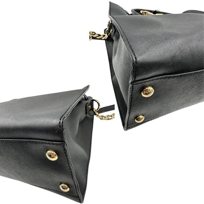 angoli  Borsa Michael Kors in pelle saffiano nera con parti metalliche dorate; munita di doppi manici e una tracolla amovibile in catena e pelle, di lusso, originale, ottime condizioni. 