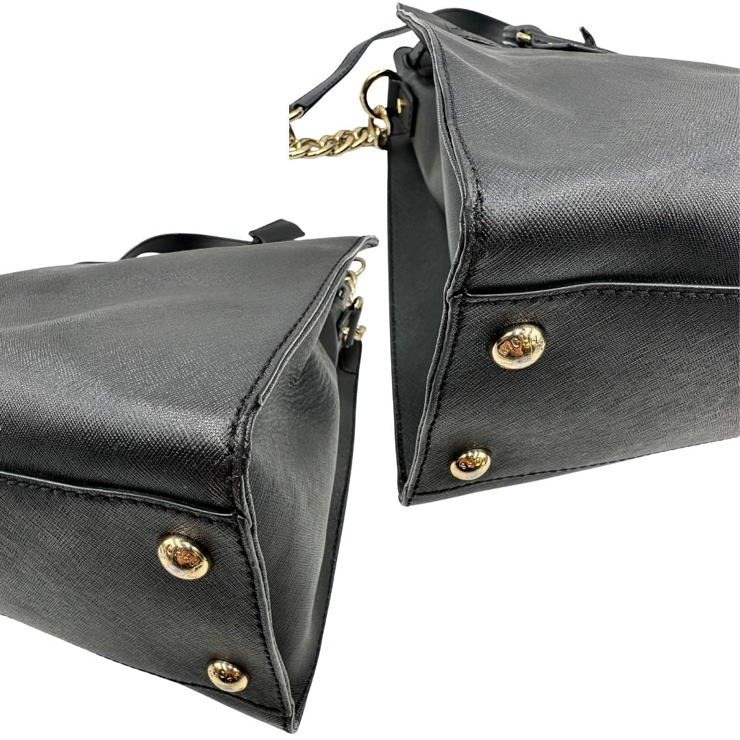 angoli  Borsa Michael Kors in pelle saffiano nera con parti metalliche dorate; munita di doppi manici e una tracolla amovibile in catena e pelle, di lusso, originale, ottime condizioni. 