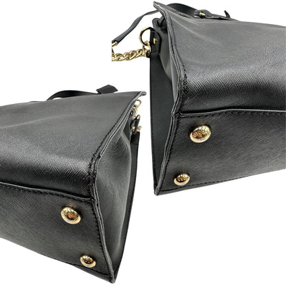 angoli  Borsa Michael Kors in pelle saffiano nera con parti metalliche dorate; munita di doppi manici e una tracolla amovibile in catena e pelle, di lusso, originale, ottime condizioni. 