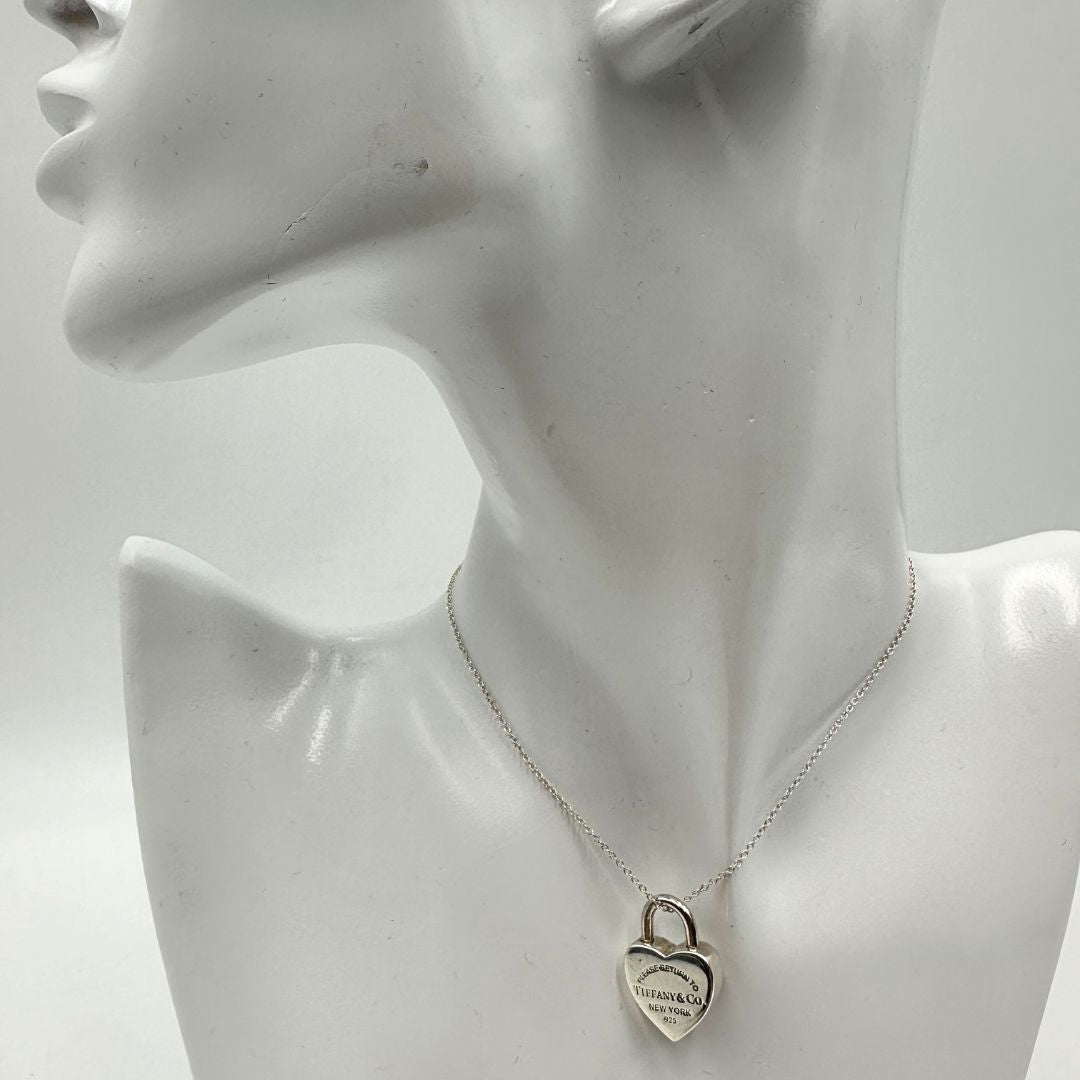 Collana Tiffany&Co. della collezione Return To Tiffany in argento 925 con lucchetto a forma di cuore. Completo di sacchetto antipolvere e busta, in ottime condizioni, originale.