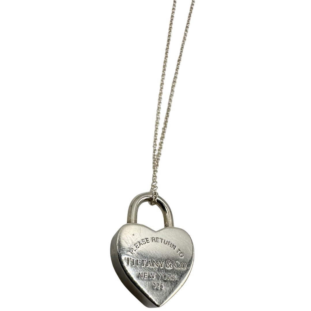 Collana Tiffany&Co. della collezione Return To Tiffany in argento 925 con lucchetto a forma di cuore. Completo di sacchetto antipolvere e busta, in ottime condizioni, originale.