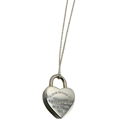 Collana Tiffany&Co. della collezione Return To Tiffany in argento 925 con lucchetto a forma di cuore. Completo di sacchetto antipolvere e busta, in ottime condizioni, originale.