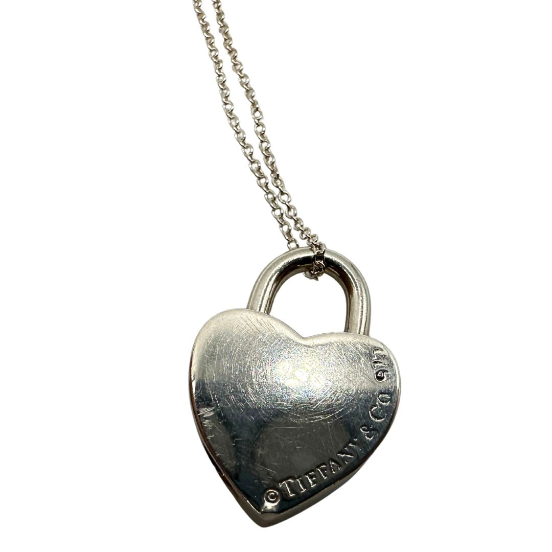 Collana Tiffany&Co. della collezione Return To Tiffany in argento 925 con lucchetto a forma di cuore. Completo di sacchetto antipolvere e busta, in ottime condizioni, originale.