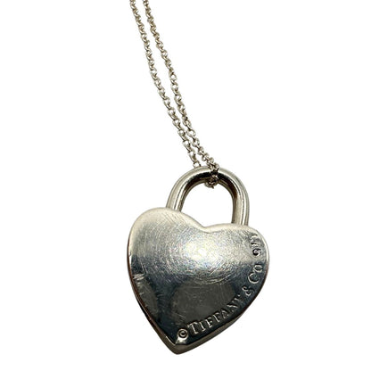 Collana Tiffany&Co. della collezione Return To Tiffany in argento 925 con lucchetto a forma di cuore. Completo di sacchetto antipolvere e busta, in ottime condizioni, originale.