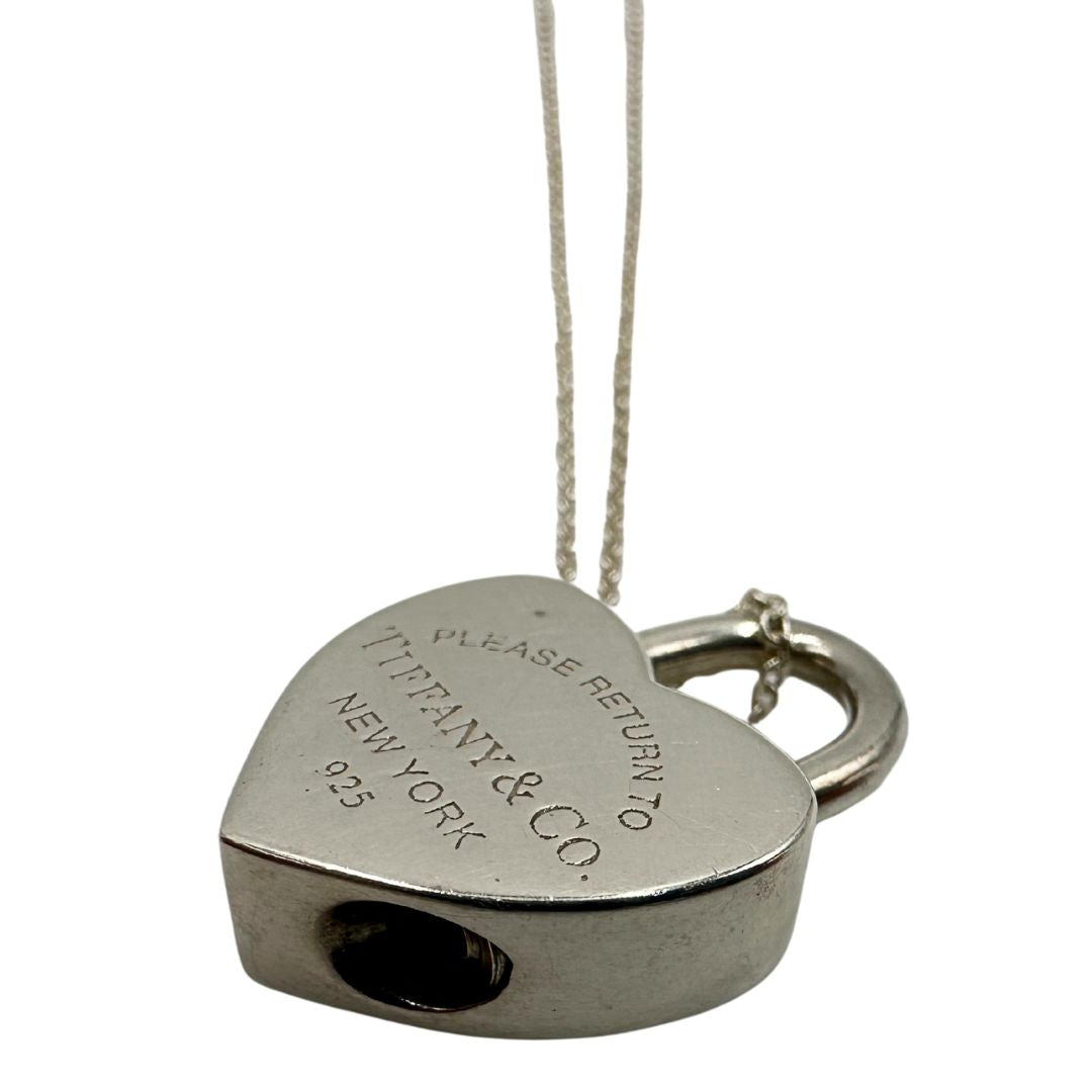 Collana Tiffany&Co. della collezione Return To Tiffany in argento 925 con lucchetto a forma di cuore. Completo di sacchetto antipolvere e busta, in ottime condizioni, originale.