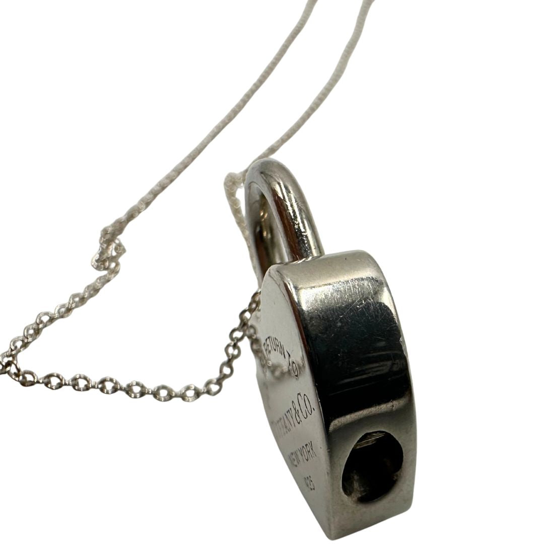 Collana Tiffany&Co. della collezione Return To Tiffany in argento 925 con lucchetto a forma di cuore. Completo di sacchetto antipolvere e busta, in ottime condizioni, originale.