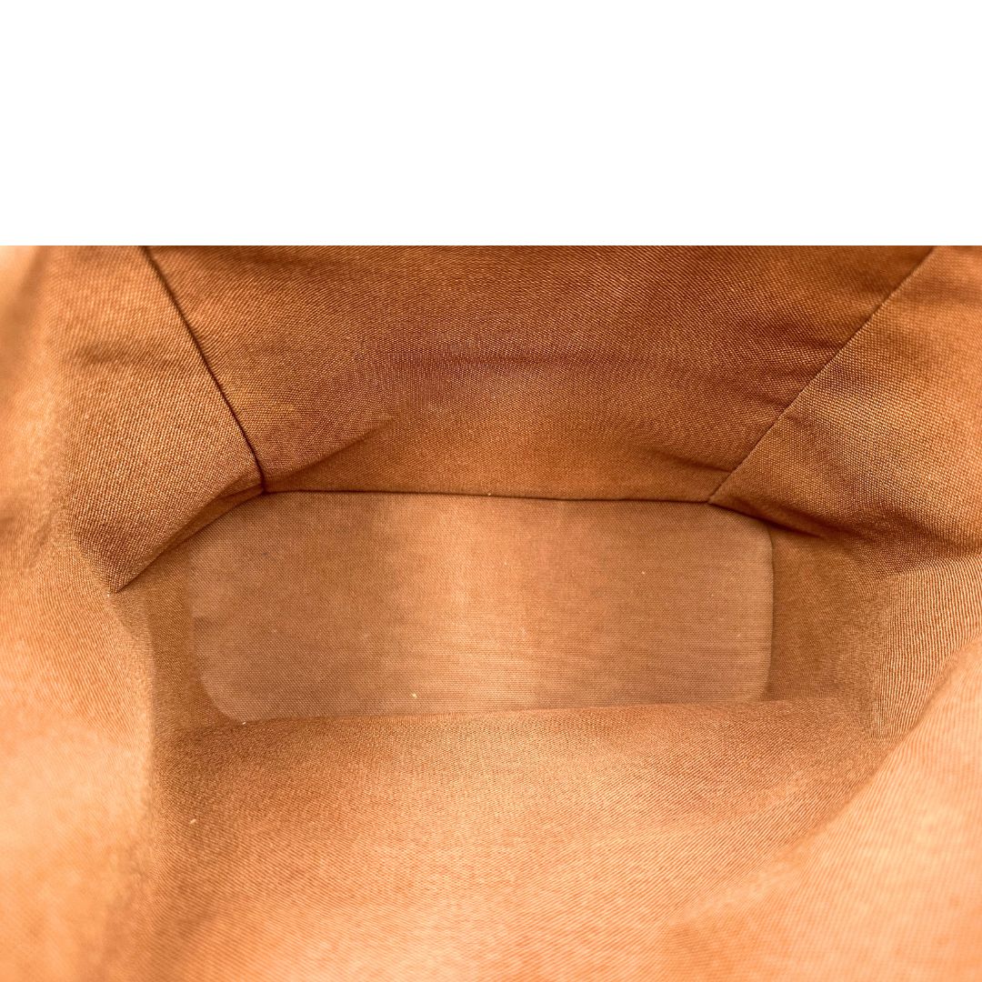 interno Zaino Montsouris mini in canvas marrone monogram con finiture in vacchetta naturale e parti metalliche dorate, munito di un anello sulla parte superiore e due bretelle in vacchetta regolabili con fibbie. Completo di dustbag, di lusso, originale, ottime condizioni. 