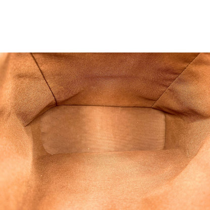 interno Zaino Montsouris mini in canvas marrone monogram con finiture in vacchetta naturale e parti metalliche dorate, munito di un anello sulla parte superiore e due bretelle in vacchetta regolabili con fibbie. Completo di dustbag, di lusso, originale, ottime condizioni. 