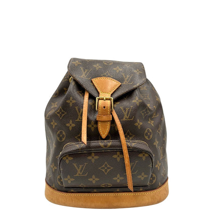 front Zaino Montsouris mini in canvas marrone monogram con finiture in vacchetta naturale e parti metalliche dorate, munito di un anello sulla parte superiore e due bretelle in vacchetta regolabili con fibbie. Completo di dustbag, di lusso, originale, ottime condizioni. 