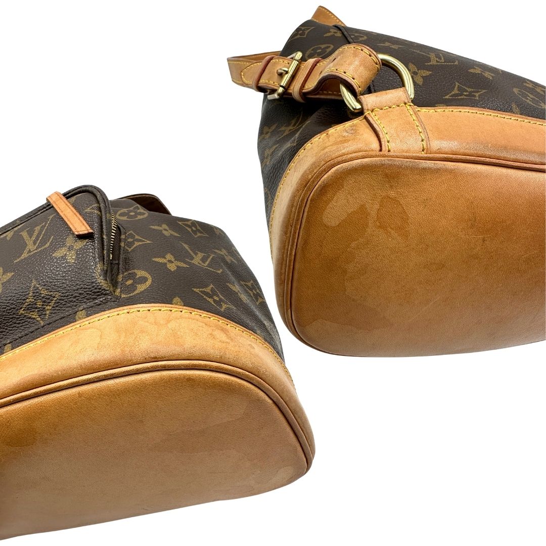 angoli Zaino Montsouris mini in canvas marrone monogram con finiture in vacchetta naturale e parti metalliche dorate, munito di un anello sulla parte superiore e due bretelle in vacchetta regolabili con fibbie. Completo di dustbag, di lusso, originale, ottime condizioni. 